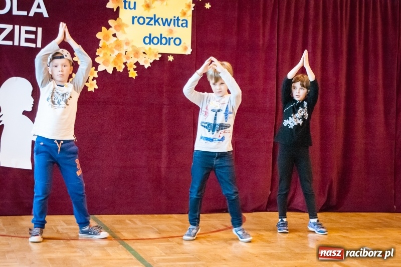 Zdjęcie w galerii na portalu naszraciborz.pl: W Markowicach posadzono żonkile, czyli inauguracja kolejnej edycji Pola Nadziei wiadomości z regionu