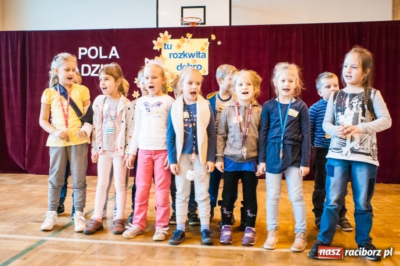 Zdjęcie w galerii na portalu naszraciborz.pl: W Markowicach posadzono żonkile, czyli inauguracja kolejnej edycji Pola Nadziei wiadomości z regionu