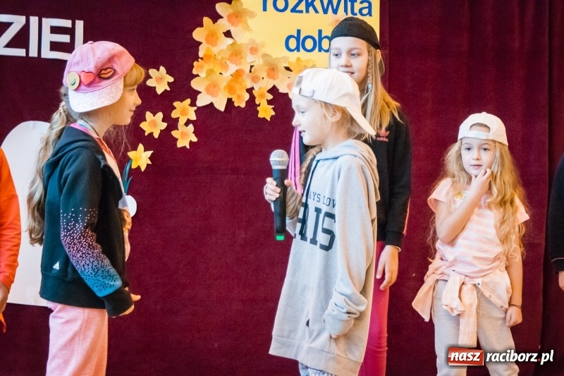 Zdjęcie w galerii na portalu naszraciborz.pl: W Markowicach posadzono żonkile, czyli inauguracja kolejnej edycji Pola Nadziei wiadomości z regionu