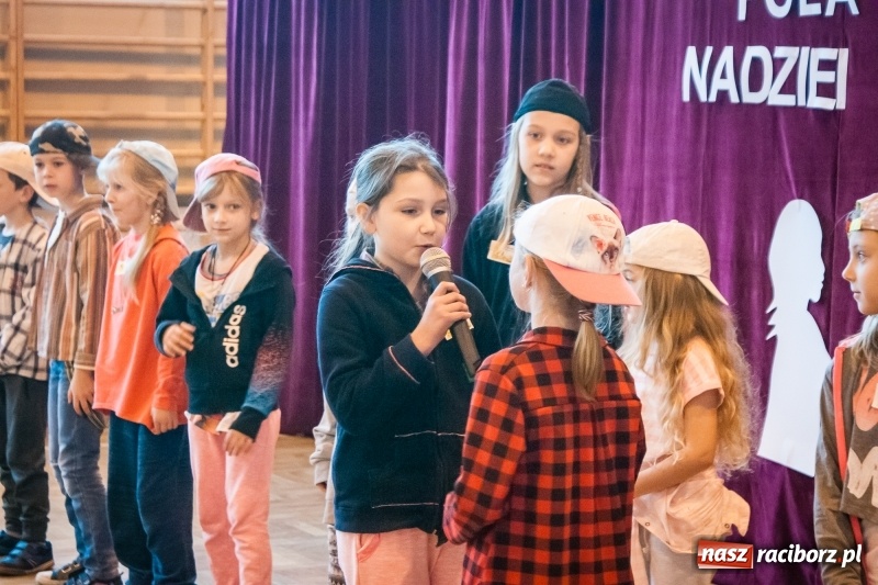 Zdjęcie w galerii na portalu naszraciborz.pl: W Markowicach posadzono żonkile, czyli inauguracja kolejnej edycji Pola Nadziei wiadomości z regionu