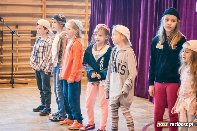 Zdjęcie w galerii na portalu naszraciborz.pl: W Markowicach posadzono żonkile, czyli inauguracja kolejnej edycji Pola Nadziei wiadomości z regionu