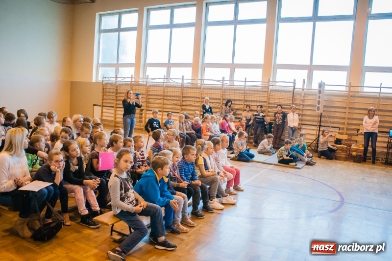 Zdjęcie w galerii na portalu naszraciborz.pl: W Markowicach posadzono żonkile, czyli inauguracja kolejnej edycji Pola Nadziei wiadomości z regionu