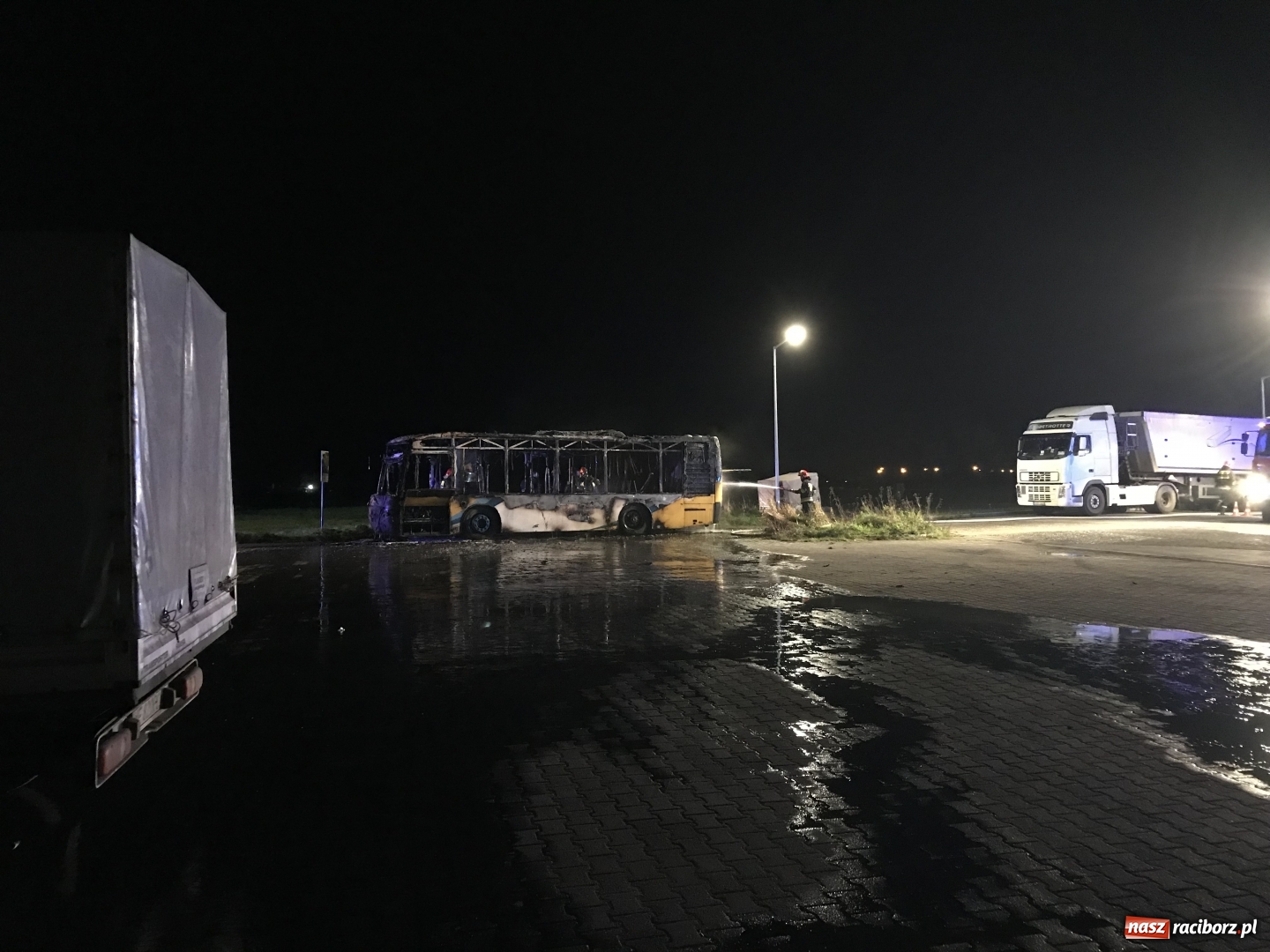 Zdjęcie w galerii na portalu naszraciborz.pl: Przy Rybnickiej w nocy spłonął autobus. Straż nie wyklucza podpalenia! wiadomości z regionu