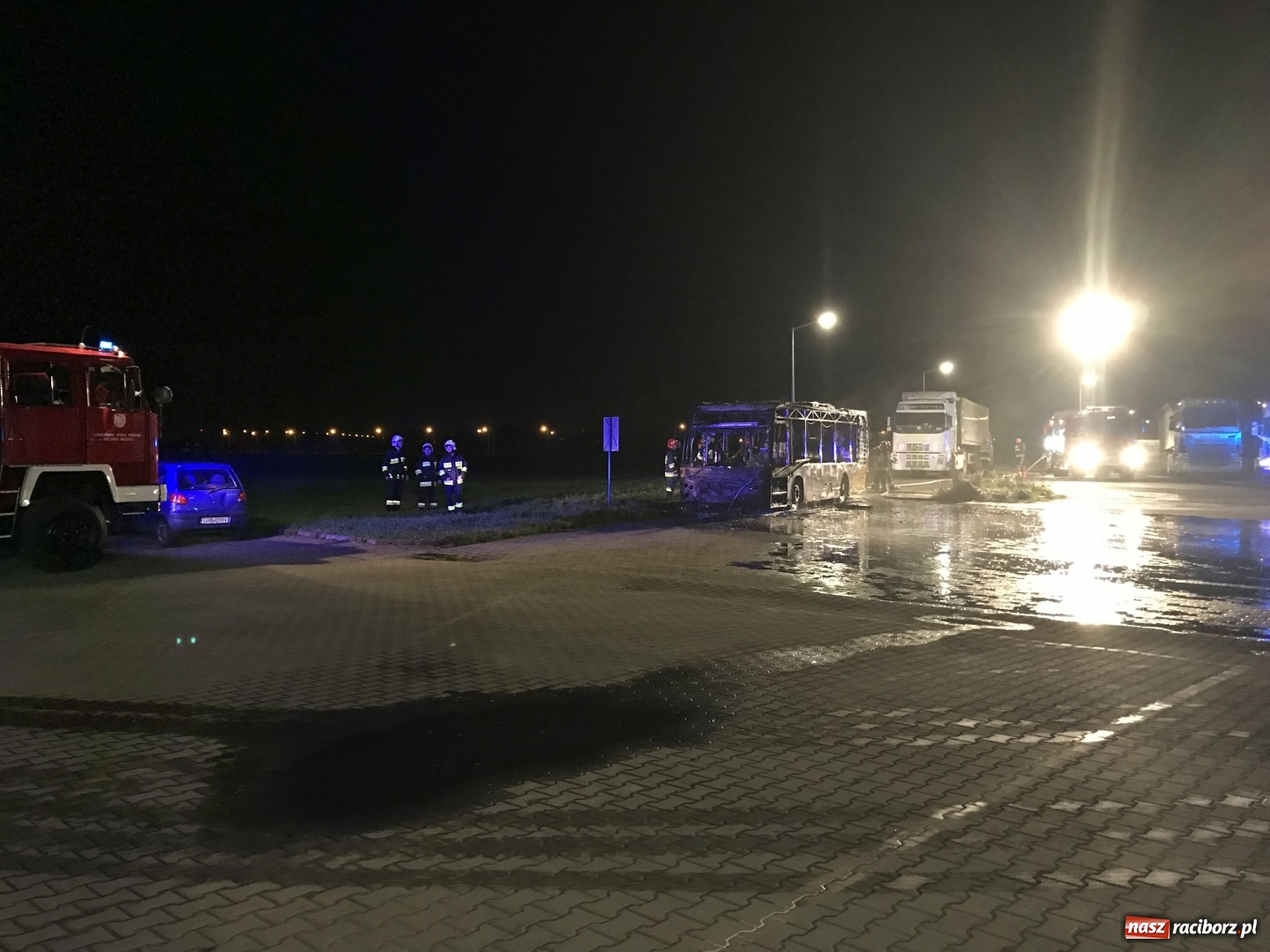 Zdjęcie w galerii na portalu naszraciborz.pl: Przy Rybnickiej w nocy spłonął autobus. Straż nie wyklucza podpalenia! wiadomości z regionu