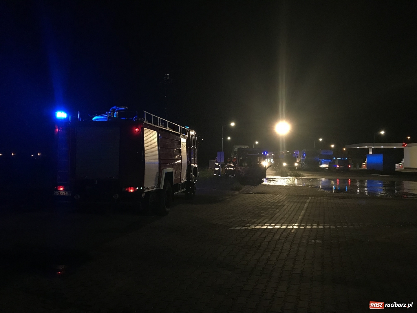 Zdjęcie w galerii na portalu naszraciborz.pl: Przy Rybnickiej w nocy spłonął autobus. Straż nie wyklucza podpalenia! wiadomości z regionu