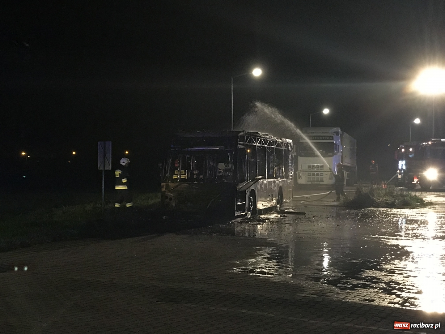 Zdjęcie w galerii na portalu naszraciborz.pl: Przy Rybnickiej w nocy spłonął autobus. Straż nie wyklucza podpalenia! wiadomości z regionu