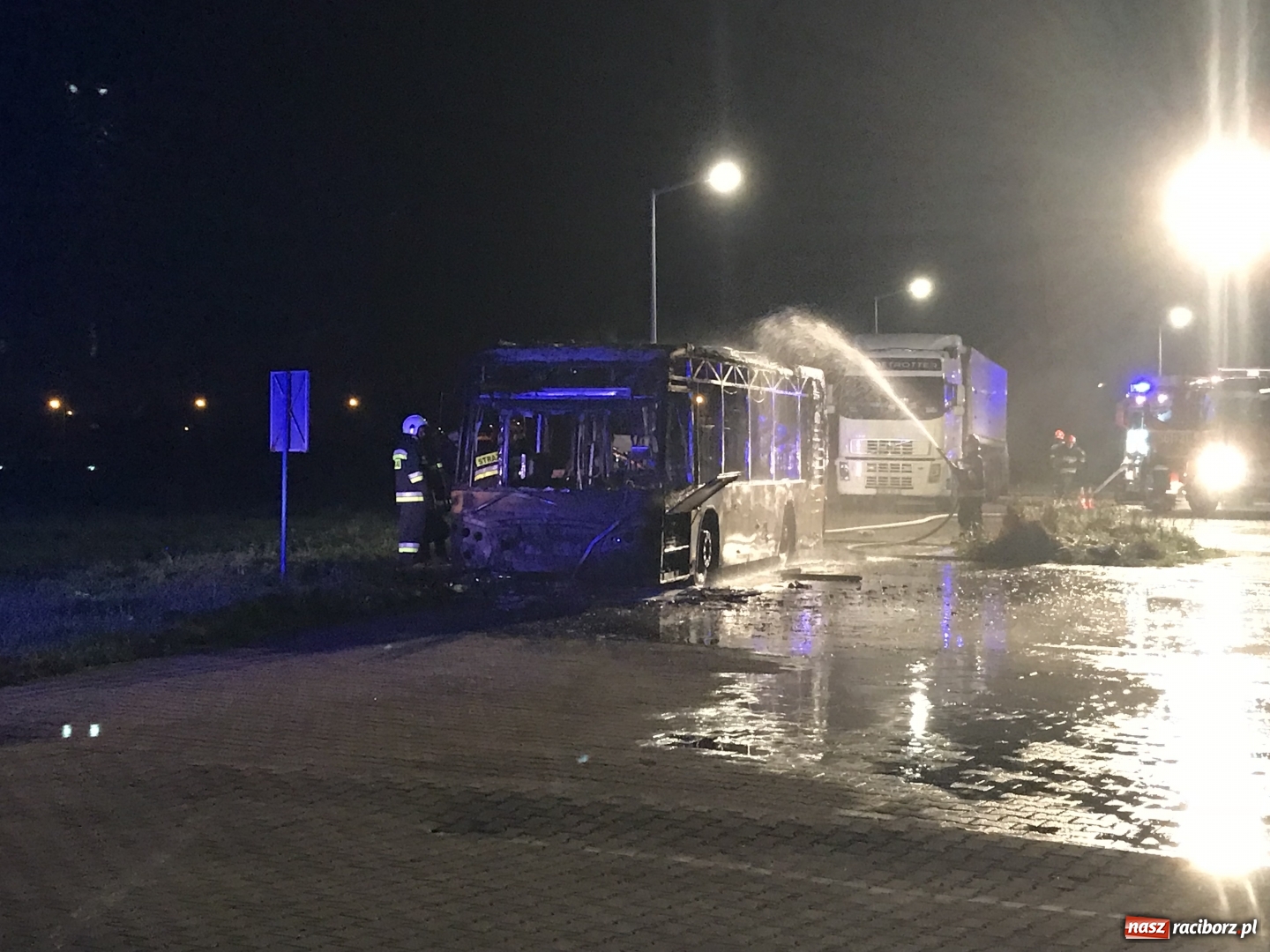 Zdjęcie w galerii na portalu naszraciborz.pl: Przy Rybnickiej w nocy spłonął autobus. Straż nie wyklucza podpalenia! wiadomości z regionu