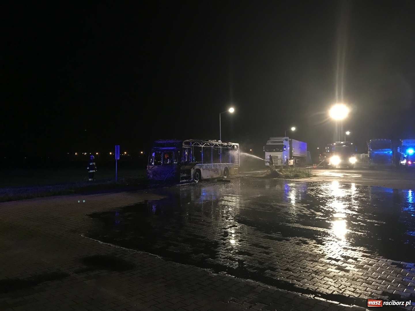 Zdjęcie w galerii na portalu naszraciborz.pl: Przy Rybnickiej w nocy spłonął autobus. Straż nie wyklucza podpalenia! wiadomości z regionu
