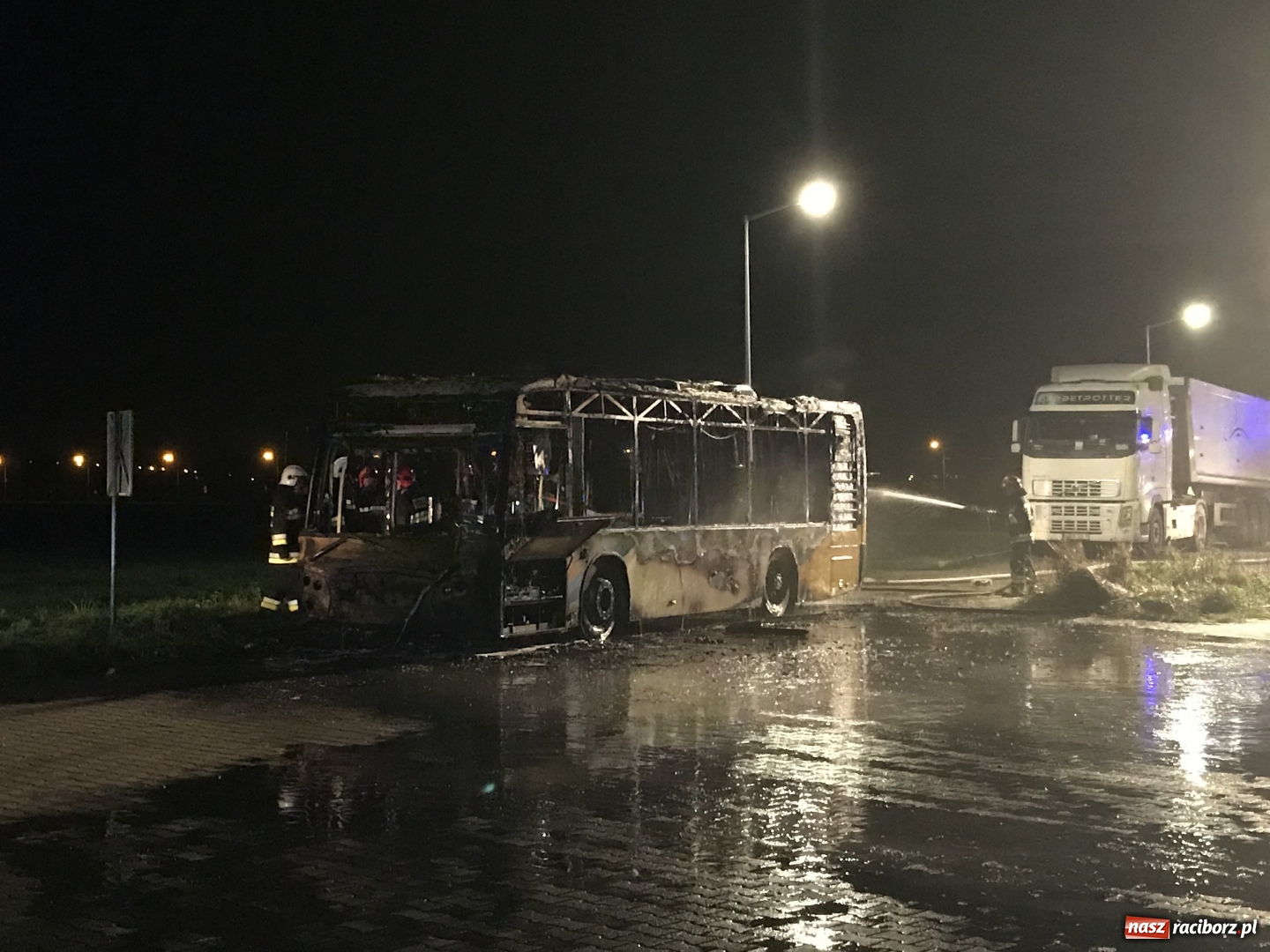 Zdjęcie w galerii na portalu naszraciborz.pl: Przy Rybnickiej w nocy spłonął autobus. Straż nie wyklucza podpalenia! wiadomości z regionu