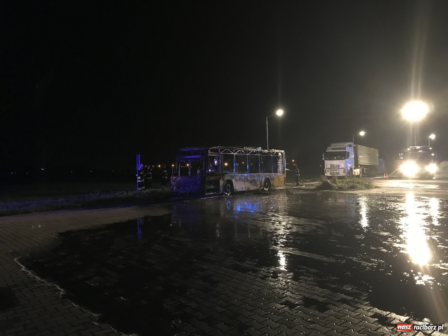 Zdjęcie w galerii na portalu naszraciborz.pl: Przy Rybnickiej w nocy spłonął autobus. Straż nie wyklucza podpalenia! wiadomości z regionu