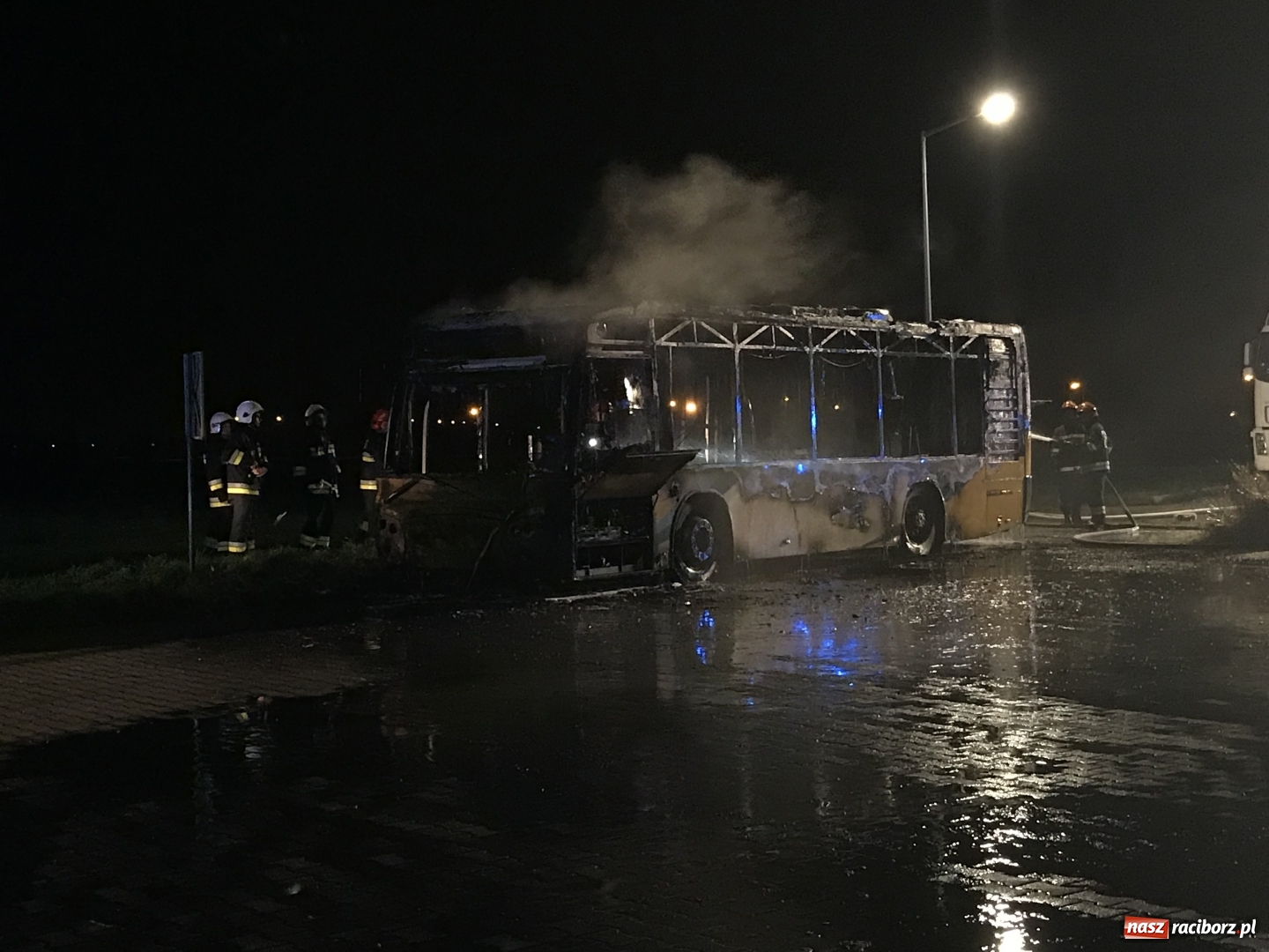 Zdjęcie w galerii na portalu naszraciborz.pl: Przy Rybnickiej w nocy spłonął autobus. Straż nie wyklucza podpalenia! wiadomości z regionu