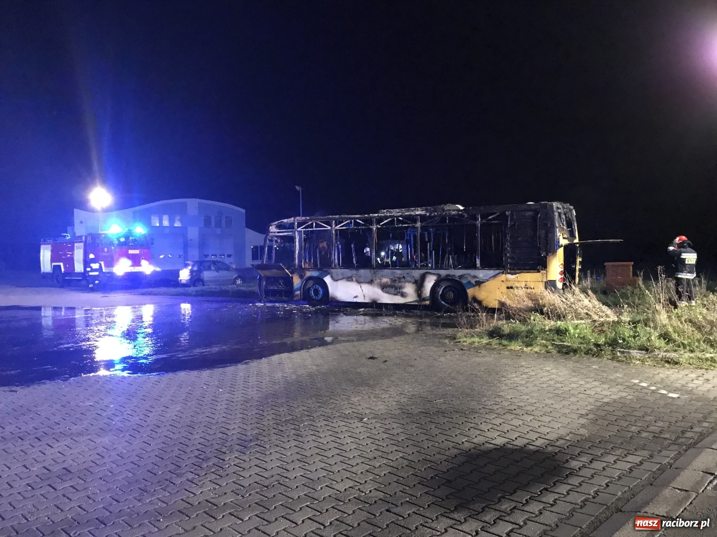 Zdjęcie w galerii na portalu naszraciborz.pl: Przy Rybnickiej w nocy spłonął autobus. Straż nie wyklucza podpalenia! wiadomości z regionu