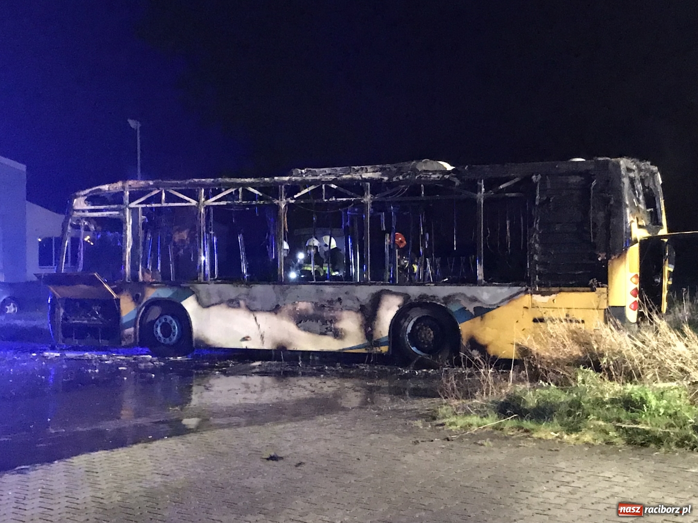 Zdjęcie w galerii na portalu naszraciborz.pl: Przy Rybnickiej w nocy spłonął autobus. Straż nie wyklucza podpalenia! wiadomości z regionu