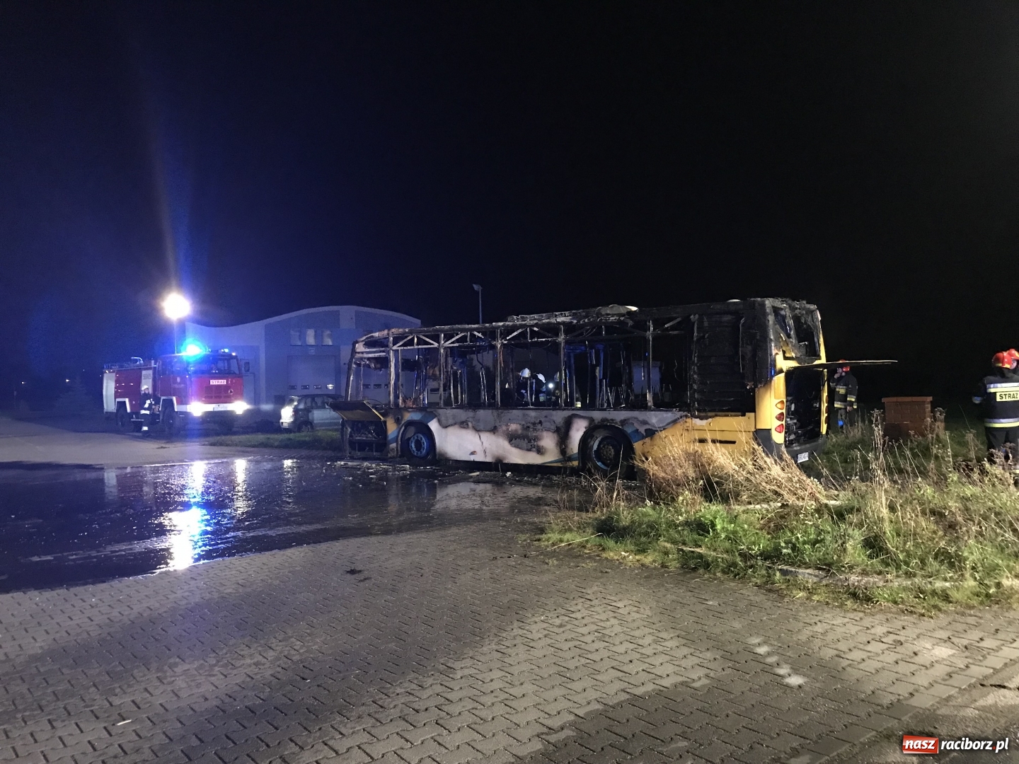 Zdjęcie w galerii na portalu naszraciborz.pl: Przy Rybnickiej w nocy spłonął autobus. Straż nie wyklucza podpalenia! wiadomości z regionu