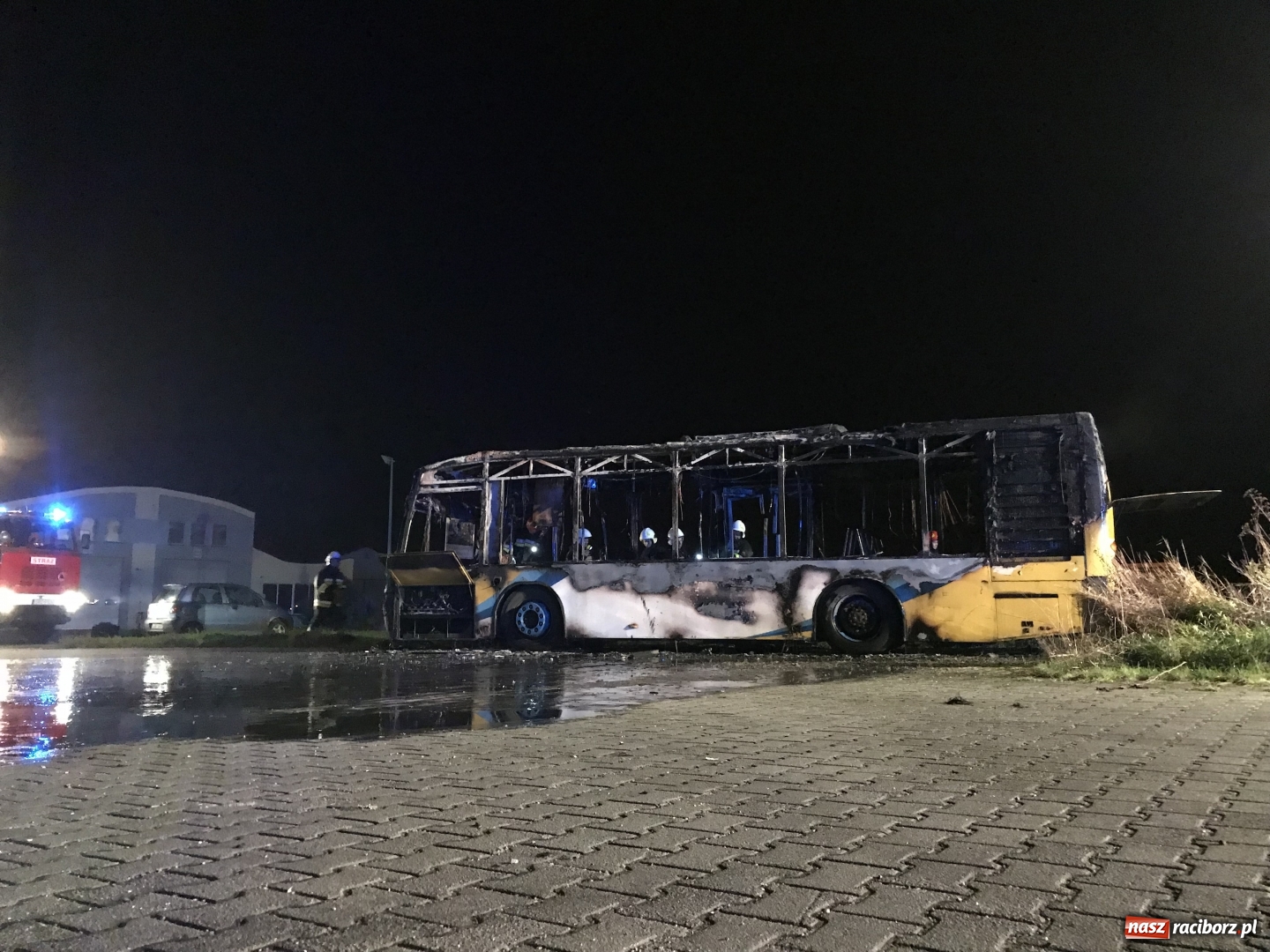 Zdjęcie w galerii na portalu naszraciborz.pl: Przy Rybnickiej w nocy spłonął autobus. Straż nie wyklucza podpalenia! wiadomości z regionu