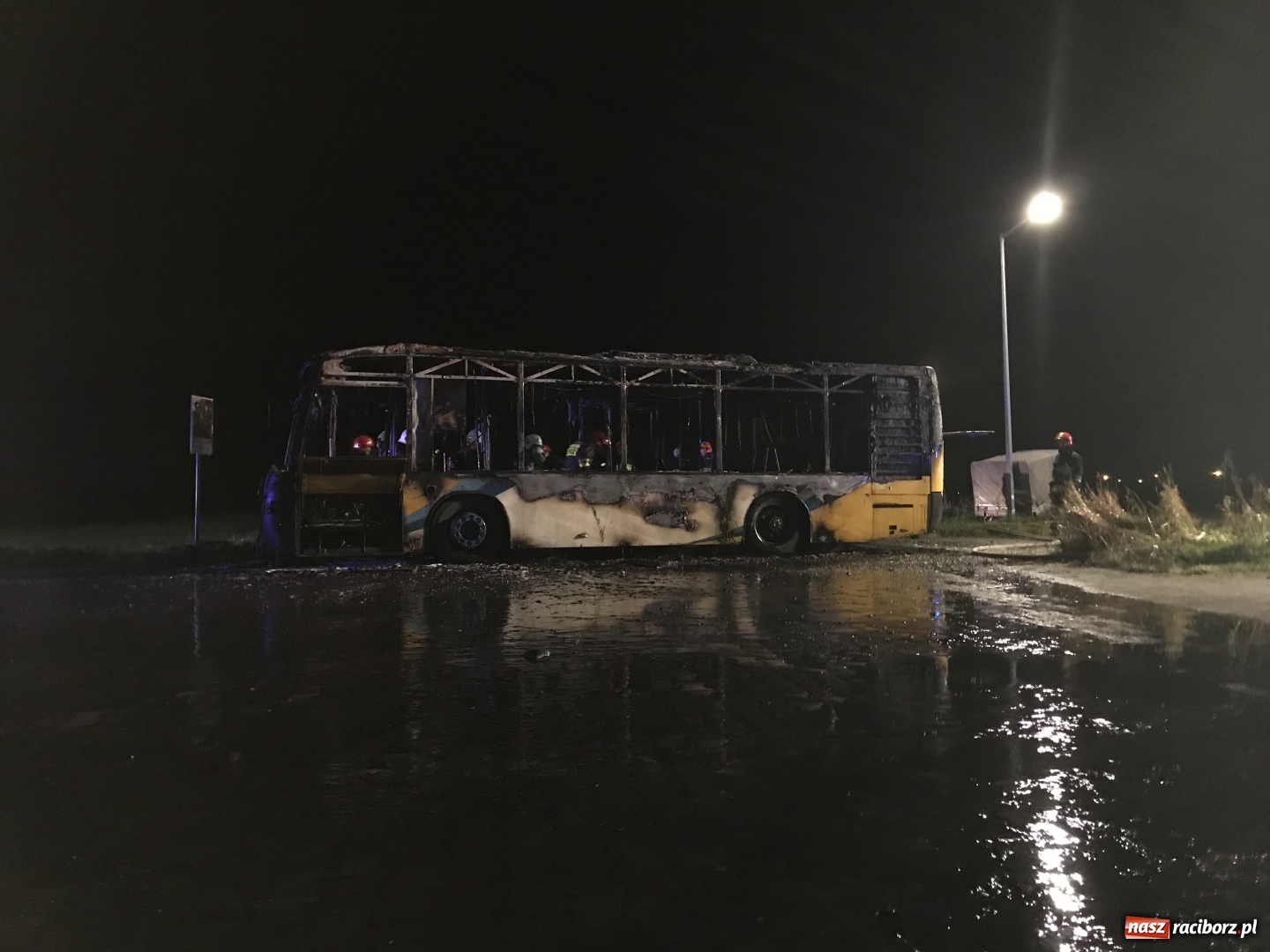 Zdjęcie w galerii na portalu naszraciborz.pl: Przy Rybnickiej w nocy spłonął autobus. Straż nie wyklucza podpalenia! wiadomości z regionu