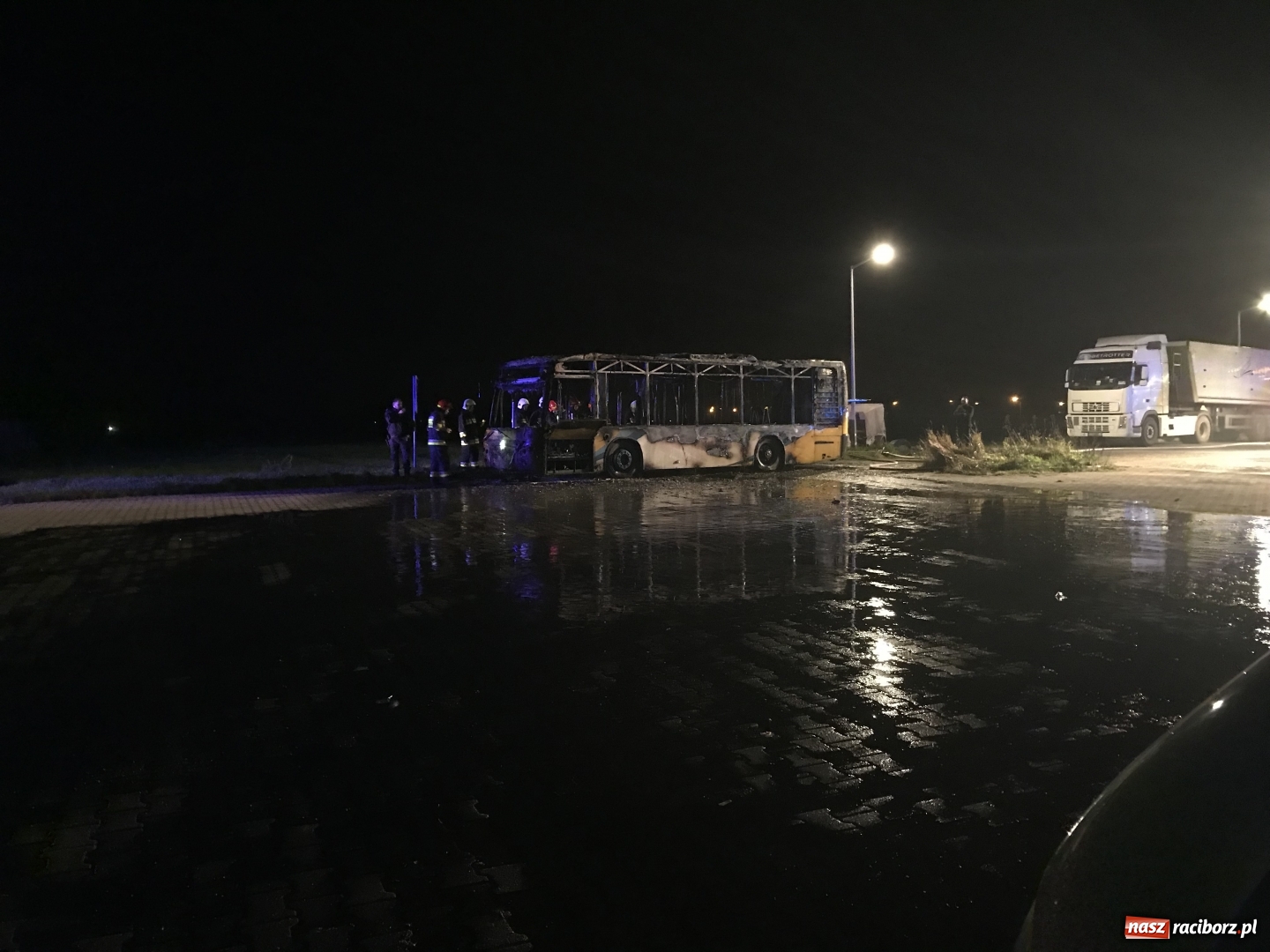 Zdjęcie w galerii na portalu naszraciborz.pl: Przy Rybnickiej w nocy spłonął autobus. Straż nie wyklucza podpalenia! wiadomości z regionu