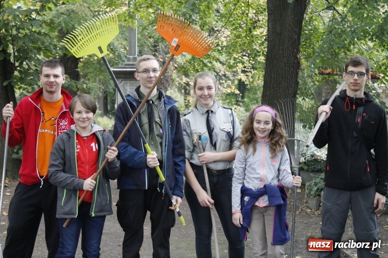 Zdjęcie w galerii na portalu naszraciborz.pl: Harcerze zaangażowali się w porządkowanie nekropolii  wiadomości z regionu