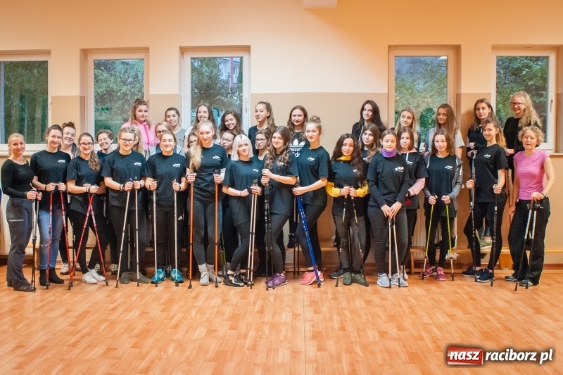 Zdjęcie w galerii na portalu naszraciborz.pl: I Jesienny Marsz Nordic Walking uczniów i nauczycieli I LO wiadomości z regionu