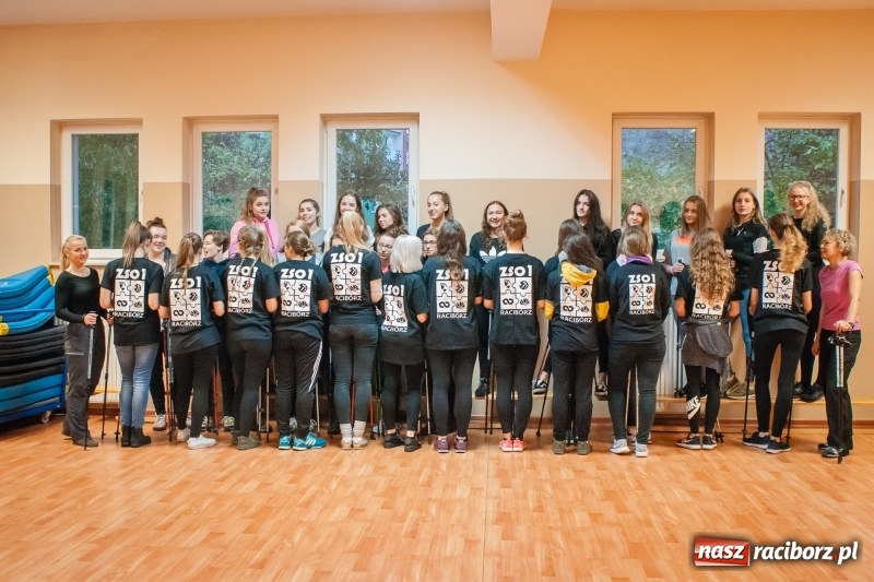 Zdjęcie w galerii na portalu naszraciborz.pl: I Jesienny Marsz Nordic Walking uczniów i nauczycieli I LO wiadomości z regionu