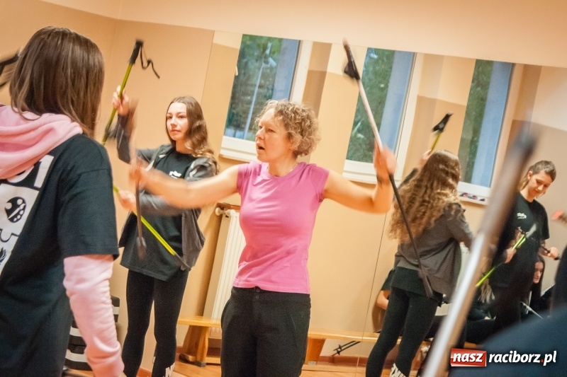 Zdjęcie w galerii na portalu naszraciborz.pl: I Jesienny Marsz Nordic Walking uczniów i nauczycieli I LO wiadomości z regionu