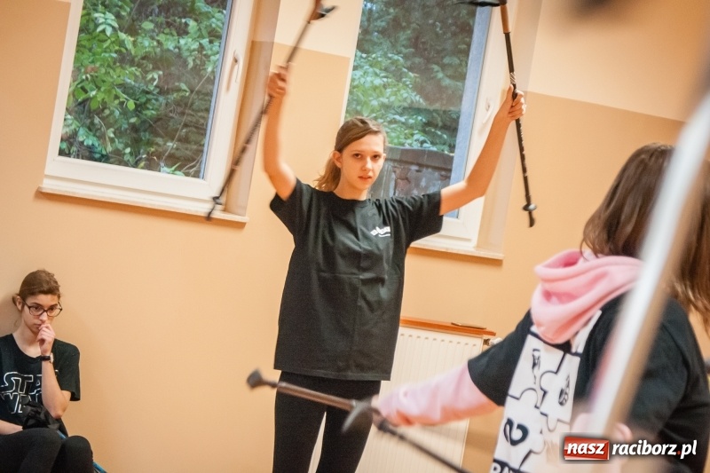 Zdjęcie w galerii na portalu naszraciborz.pl: I Jesienny Marsz Nordic Walking uczniów i nauczycieli I LO wiadomości z regionu