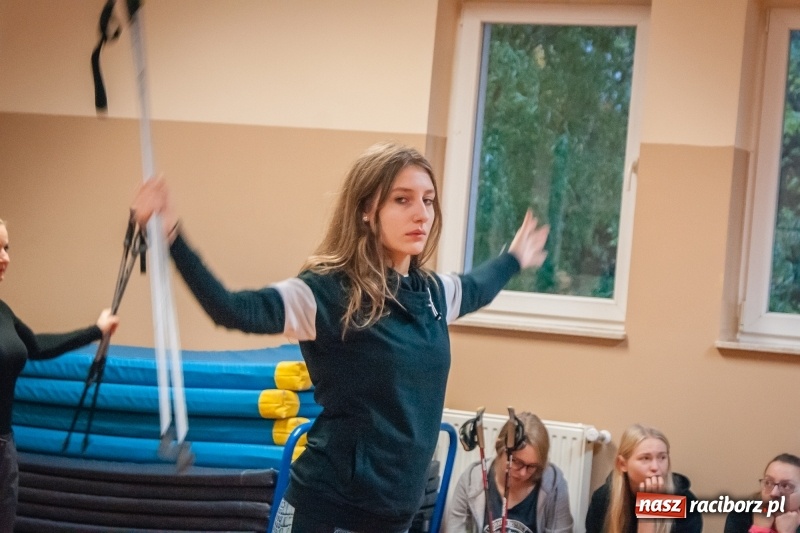 Zdjęcie w galerii na portalu naszraciborz.pl: I Jesienny Marsz Nordic Walking uczniów i nauczycieli I LO wiadomości z regionu