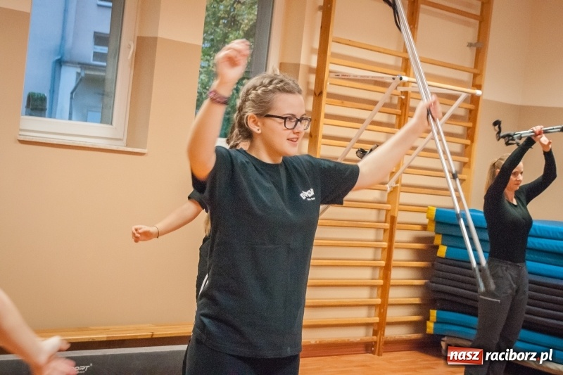 Zdjęcie w galerii na portalu naszraciborz.pl: I Jesienny Marsz Nordic Walking uczniów i nauczycieli I LO wiadomości z regionu