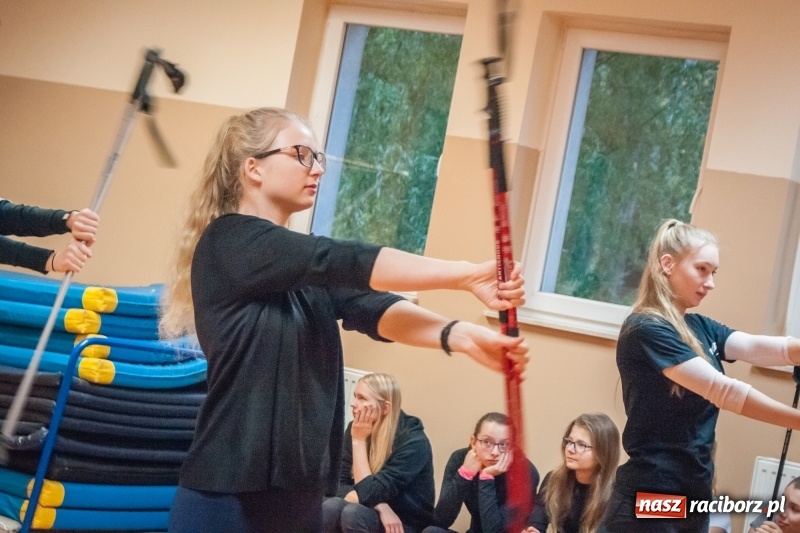 Zdjęcie w galerii na portalu naszraciborz.pl: I Jesienny Marsz Nordic Walking uczniów i nauczycieli I LO wiadomości z regionu