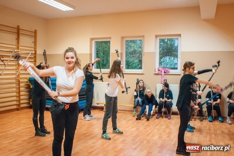 Zdjęcie w galerii na portalu naszraciborz.pl: I Jesienny Marsz Nordic Walking uczniów i nauczycieli I LO wiadomości z regionu