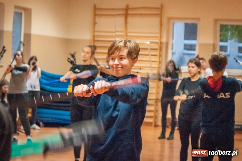 Zdjęcie w galerii na portalu naszraciborz.pl: I Jesienny Marsz Nordic Walking uczniów i nauczycieli I LO wiadomości z regionu