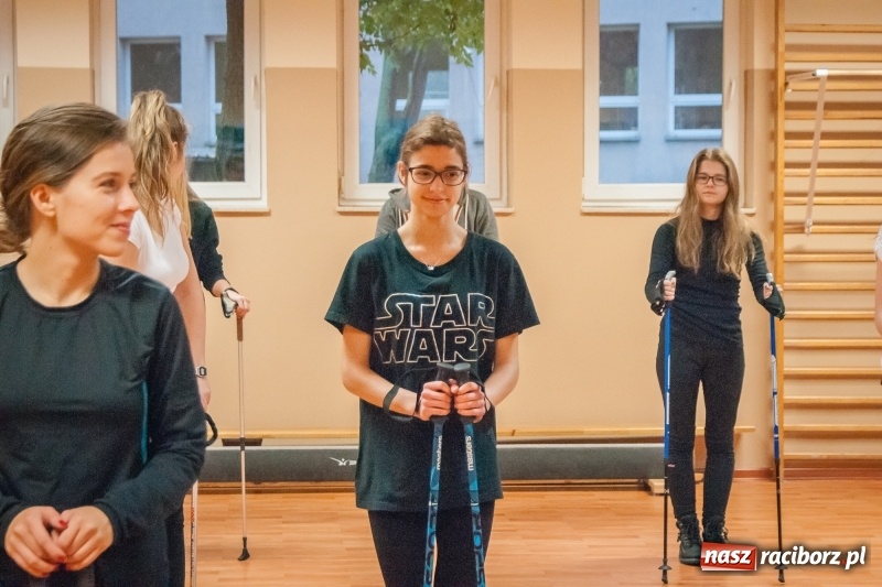 Zdjęcie w galerii na portalu naszraciborz.pl: I Jesienny Marsz Nordic Walking uczniów i nauczycieli I LO wiadomości z regionu