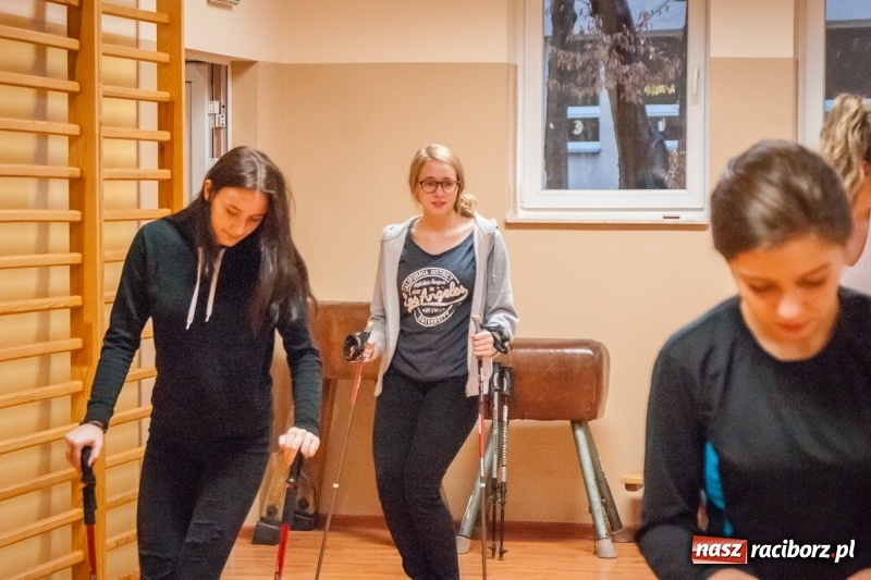 Zdjęcie w galerii na portalu naszraciborz.pl: I Jesienny Marsz Nordic Walking uczniów i nauczycieli I LO wiadomości z regionu