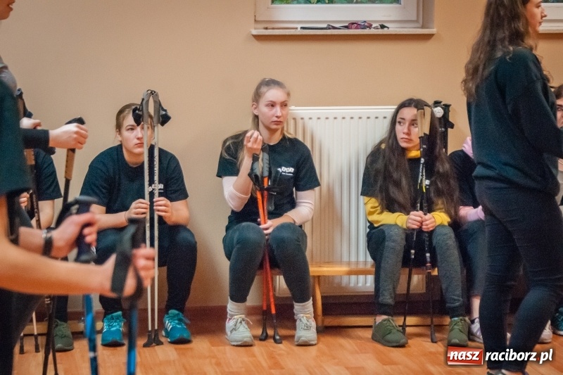 Zdjęcie w galerii na portalu naszraciborz.pl: I Jesienny Marsz Nordic Walking uczniów i nauczycieli I LO wiadomości z regionu