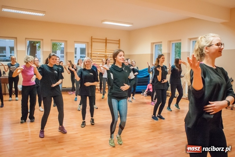 Zdjęcie w galerii na portalu naszraciborz.pl: I Jesienny Marsz Nordic Walking uczniów i nauczycieli I LO wiadomości z regionu