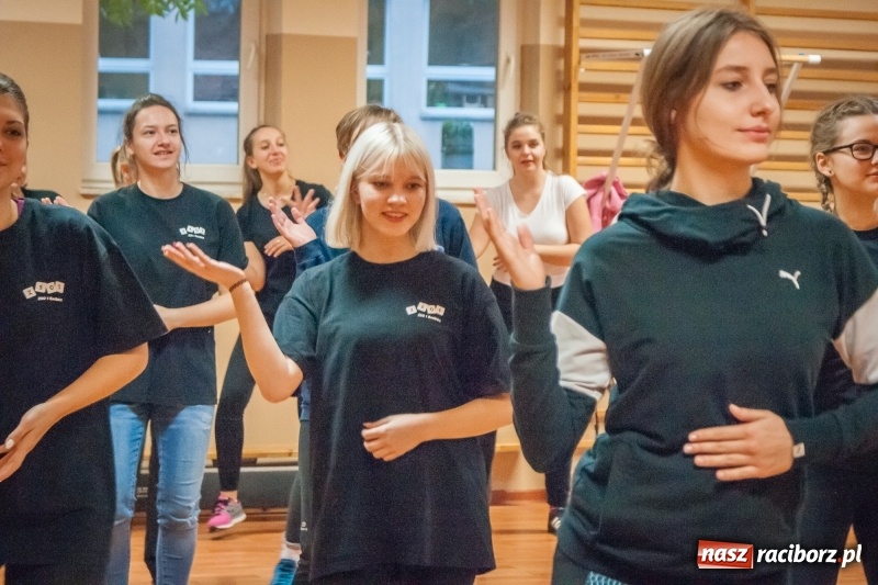 Zdjęcie w galerii na portalu naszraciborz.pl: I Jesienny Marsz Nordic Walking uczniów i nauczycieli I LO wiadomości z regionu