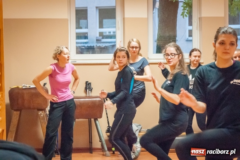 Zdjęcie w galerii na portalu naszraciborz.pl: I Jesienny Marsz Nordic Walking uczniów i nauczycieli I LO wiadomości z regionu