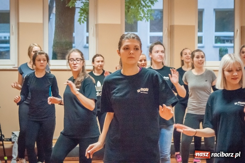 Zdjęcie w galerii na portalu naszraciborz.pl: I Jesienny Marsz Nordic Walking uczniów i nauczycieli I LO wiadomości z regionu