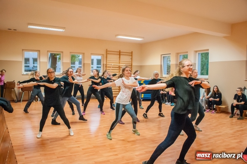 Zdjęcie w galerii na portalu naszraciborz.pl: I Jesienny Marsz Nordic Walking uczniów i nauczycieli I LO wiadomości z regionu