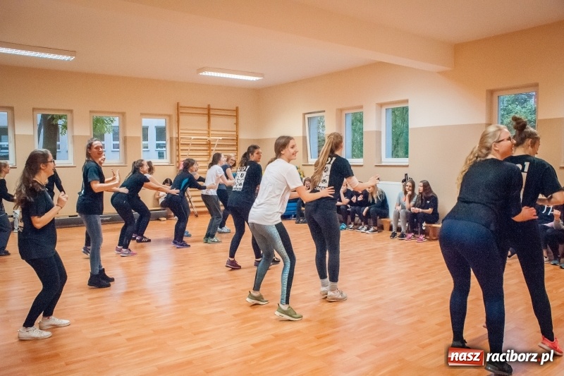 Zdjęcie w galerii na portalu naszraciborz.pl: I Jesienny Marsz Nordic Walking uczniów i nauczycieli I LO wiadomości z regionu