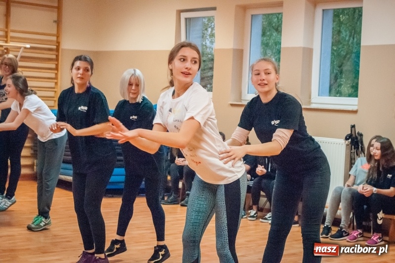 Zdjęcie w galerii na portalu naszraciborz.pl: I Jesienny Marsz Nordic Walking uczniów i nauczycieli I LO wiadomości z regionu