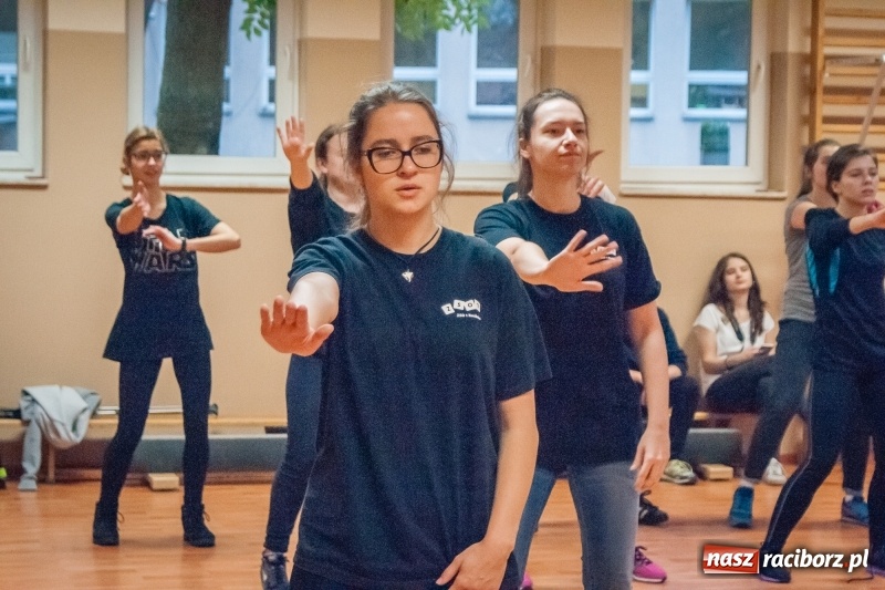 Zdjęcie w galerii na portalu naszraciborz.pl: I Jesienny Marsz Nordic Walking uczniów i nauczycieli I LO wiadomości z regionu