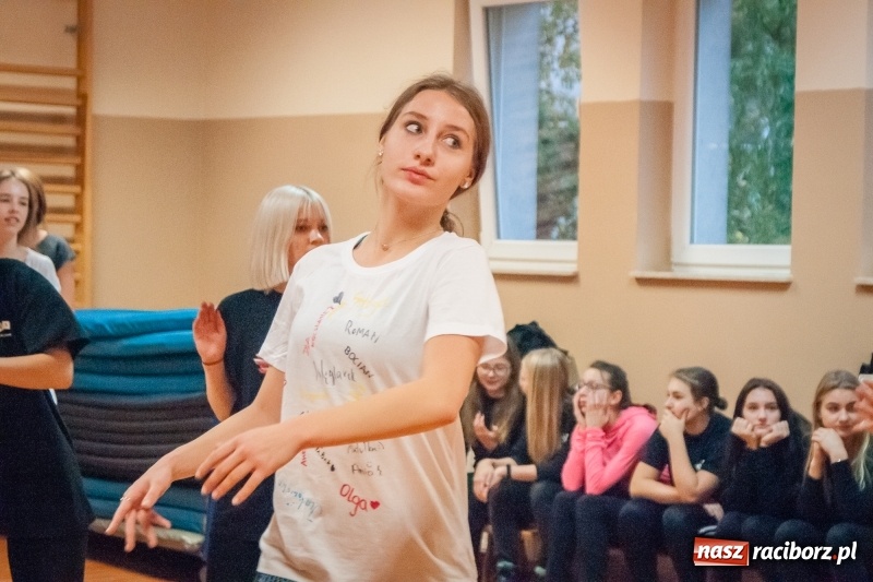 Zdjęcie w galerii na portalu naszraciborz.pl: I Jesienny Marsz Nordic Walking uczniów i nauczycieli I LO wiadomości z regionu