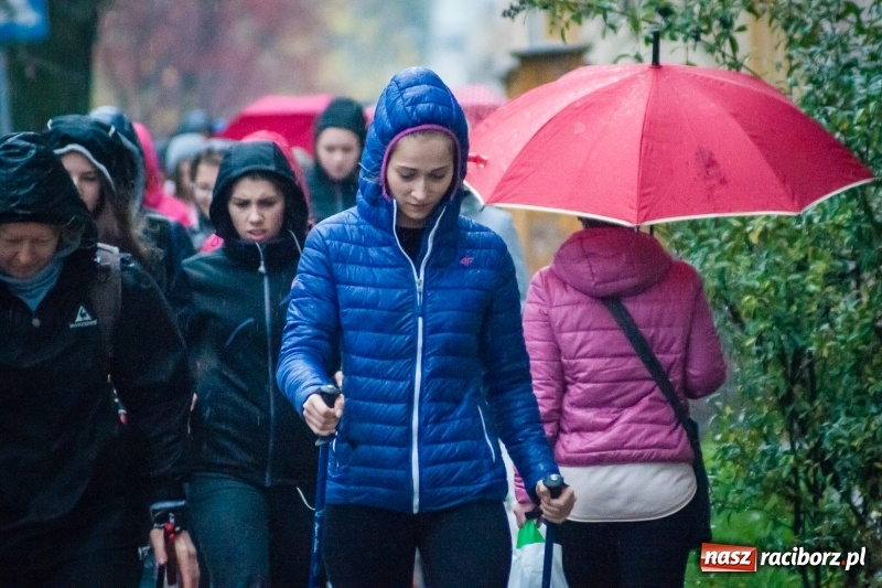 Zdjęcie w galerii na portalu naszraciborz.pl: I Jesienny Marsz Nordic Walking uczniów i nauczycieli I LO wiadomości z regionu