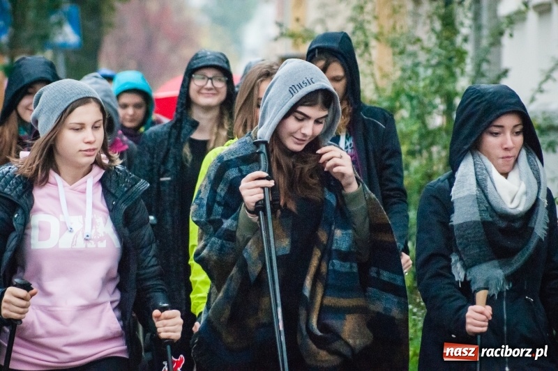 Zdjęcie w galerii na portalu naszraciborz.pl: I Jesienny Marsz Nordic Walking uczniów i nauczycieli I LO wiadomości z regionu