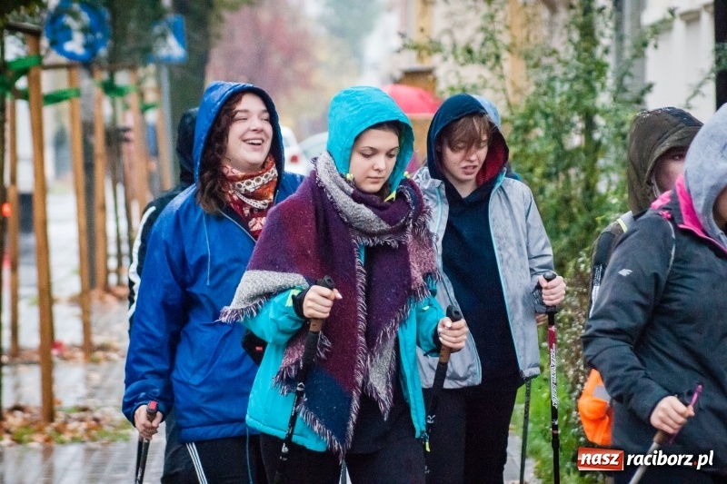 Zdjęcie w galerii na portalu naszraciborz.pl: I Jesienny Marsz Nordic Walking uczniów i nauczycieli I LO wiadomości z regionu