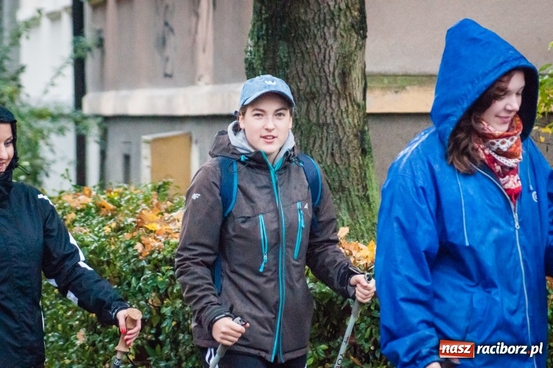 Zdjęcie w galerii na portalu naszraciborz.pl: I Jesienny Marsz Nordic Walking uczniów i nauczycieli I LO wiadomości z regionu