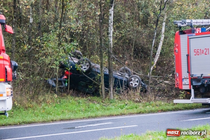 Zdjęcie w galerii na portalu naszraciborz.pl: Volkswagen dachował na Kozielskiej  wiadomości z regionu