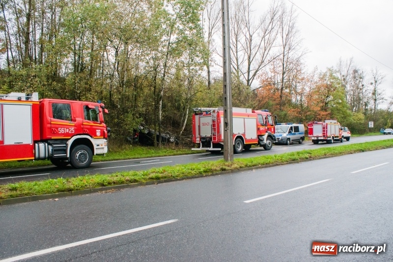 Zdjęcie w galerii na portalu naszraciborz.pl: Volkswagen dachował na Kozielskiej  wiadomości z regionu