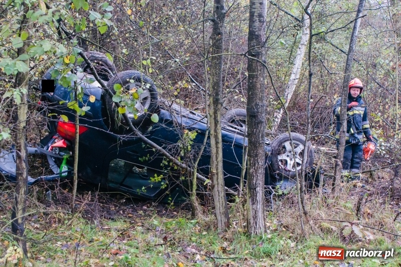 Zdjęcie w galerii na portalu naszraciborz.pl: Volkswagen dachował na Kozielskiej  wiadomości z regionu